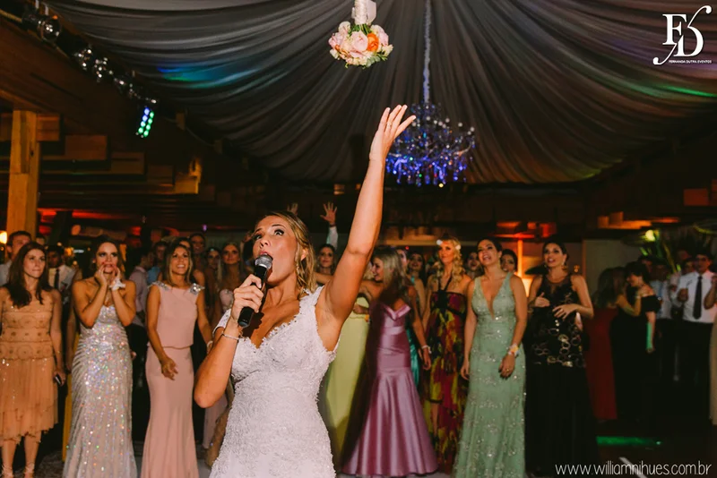 casamento luxuoso no clube veleiros do sul em porto alegre com decoração em dourado fechamento do teto em voil e espelhos venezianos cerimônia na igreja santa teresinha e santíssimo sacramento na redenção com organização e cerimonial de fernanda dutra da life eventos especiais organizadora de eventos em porto alegre