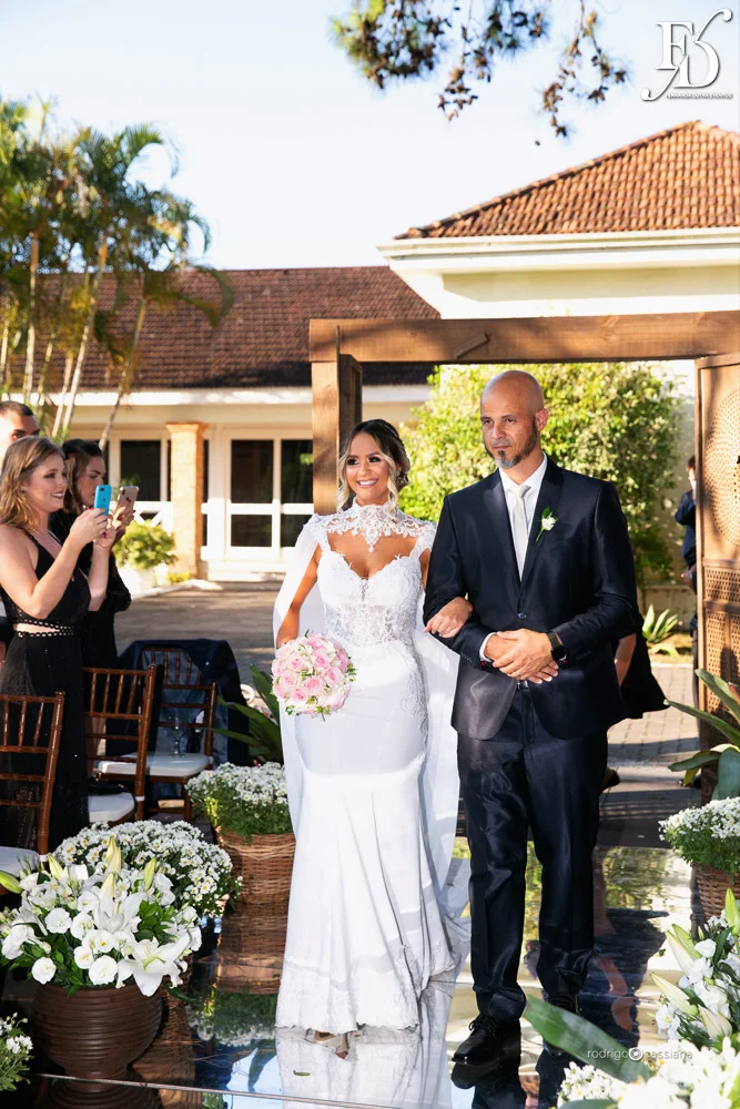 casamento do goleiro brenno do grêmio de porto alegre com a linda victoria fogazzi com uma cerimônia ao ar livre em porto alegre num lindo entardecer de verão e recepção em tons de marsala no salão principal da sede campestre da associação do ministério público por life eventos especiais cerimonialista em porto alegre