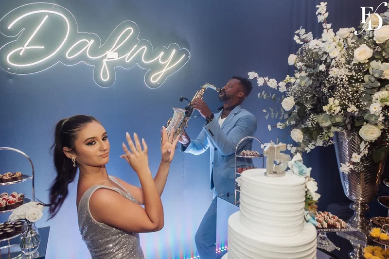 festa de 15 anos nas cores azul e branco com decoração moderna com cristais e espelhos por life eventos especiais assessoria e cerimonial de festas de 15 anos em porto alegre