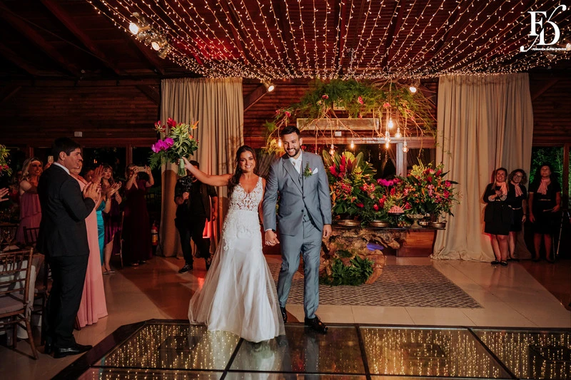casamento judaico realizado no sítio da figueira em porto alegre com decoração exuberante botânica tropical festa linda com passarela de espelho cerimônia de casamento ao ar livre por life eventos especiais cerimonialista em porto alegre organização de casamentos