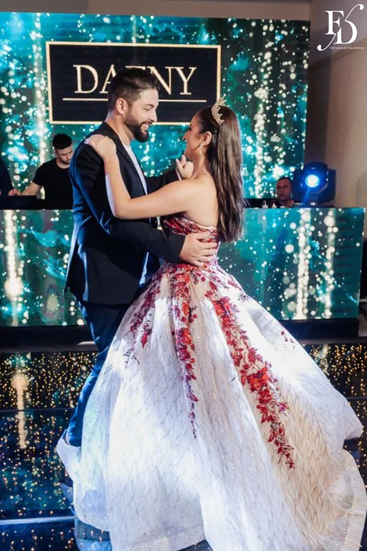 festa de 15 anos nas cores azul e branco com decoração moderna com cristais e espelhos por life eventos especiais assessoria e cerimonial de festas de 15 anos em porto alegre