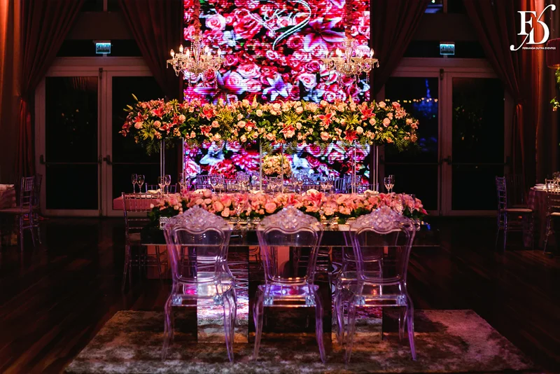 casamento com cerimônia na basílica nossa senhora das dores em porto alegre e festa na casa vetro com decoração luxuosa sofisticada exuberante em tons de rosa com parede de flores com organização projeto e cerimonial de life eventos especiais cerimonialista de casamentos em porto alegre