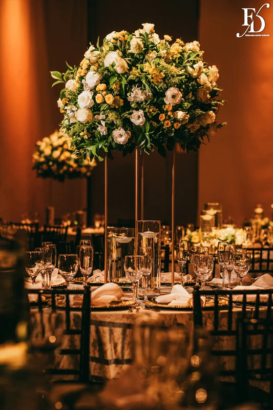 casamento na igreja nossa senhora do mont'serrat em porto alegre e festa de casamento na casa vetro em porto alegre com decoração sofisticada e luxuosa estilo clássico em dourado branco e amarelo por life eventos especiais cerimonialista de casamento em porto alegre