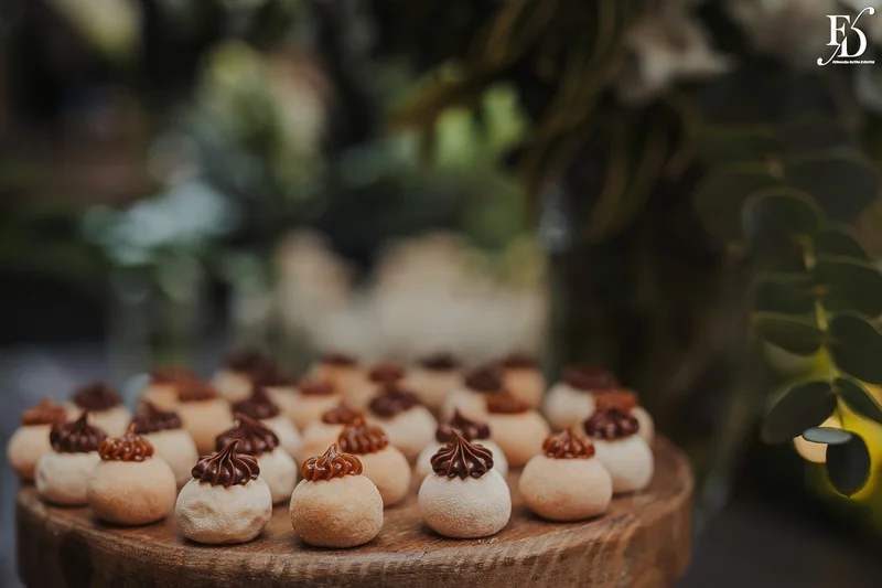 casamento mini-wedding no eat kitchen em novo hamburgo com decoração verde e branco estilo greenery mesa de doces