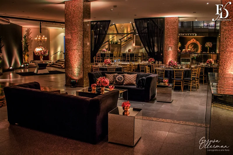casamento com decoração luxuosa na praça dos fundadores do grêmio náutico união em porto alegre em tons de dourado preto e rosa sofisticado clássico e elegante por life eventos especiais cerimonialista em porto alegre cerimônia na igreja são pedro