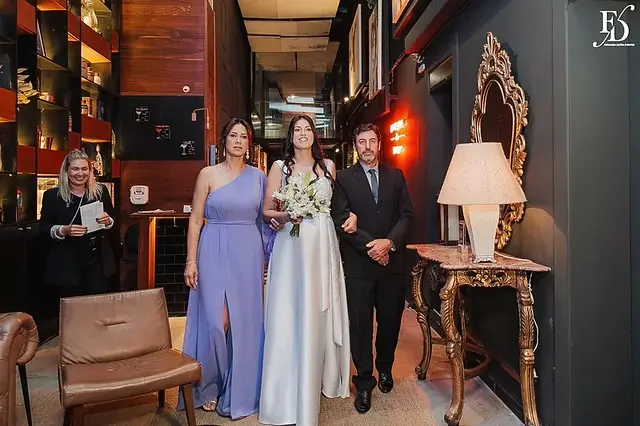 Entrada da noiva com vestido princesa acompanhada pelos pais no Dry Moments Porto Alegre