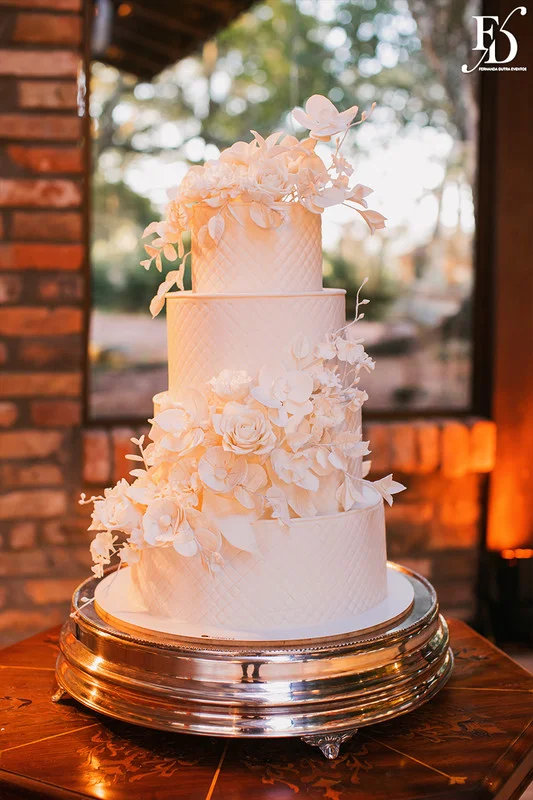 casamento com cerimônia realizada às 15h na Basílica Nossa Senhora das Dores em Porto Alegre e recepção no Alto da Capela. Coquetel na área externa embalado com jazz e por-do-sol, jantar formal, decoração exuberante e linda, em estilo botânico e muitas cores, luxuoso e lindo, por Life Eventos Especiais