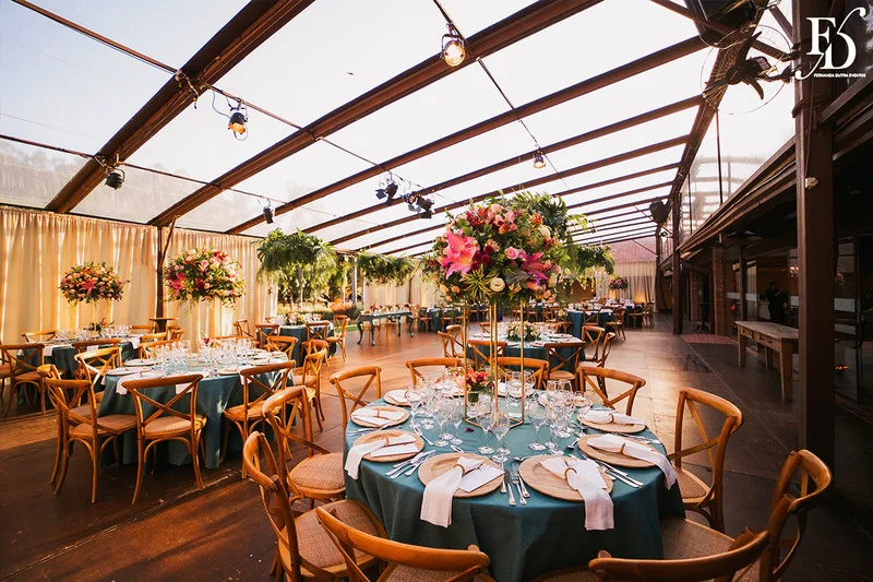 casamento com cerimônia realizada às 15h na Basílica Nossa Senhora das Dores em Porto Alegre e recepção no Alto da Capela. Coquetel na área externa embalado com jazz e por-do-sol, jantar formal, decoração exuberante e linda, em estilo botânico e muitas cores, luxuoso e lindo, por Life Eventos Especiais