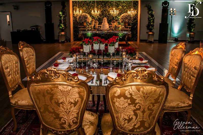 casamento com cerimônia na basílica nossa senhora das dores em porto alegre e festa e recepção no salão hannover da sogipa com decoração clássica elegante e sofisticada em dourado, branco e vermelho, com detalhe em pérolas por life eventos especiais empresa especializada na organização de casamentos em porto alegre