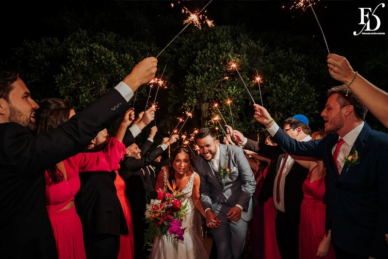 casamento judaico realizado no sítio da figueira em porto alegre com decoração exuberante botânica tropical festa linda com passarela de espelho cerimônia de casamento ao ar livre por life eventos especiais cerimonialista em porto alegre organização de casamentos cerimonia ao ar livre