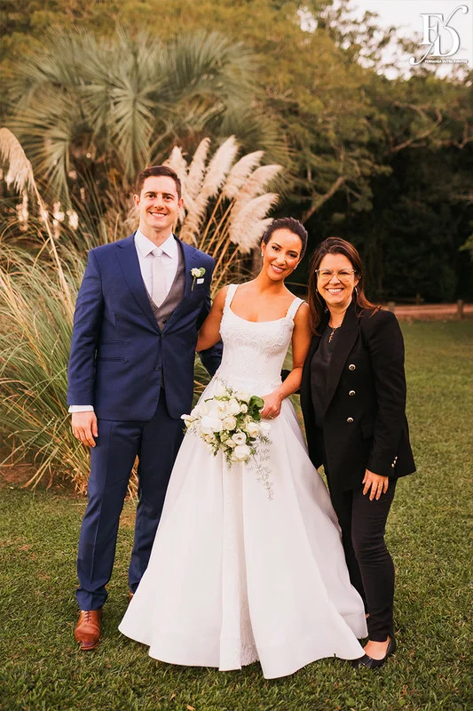 casamento com cerimônia realizada às 15h na Basílica Nossa Senhora das Dores em Porto Alegre e recepção no Alto da Capela. Coquetel na área externa embalado com jazz e por-do-sol, jantar formal, decoração exuberante e linda, em estilo botânico e muitas cores, luxuoso e lindo, por Life Eventos Especiais