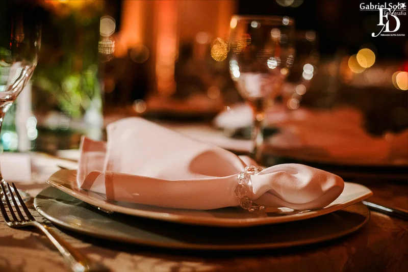 formatura tripla em direito pela fmp fundação do ministério público realizada no salão cristal do clube do comércio em porto alegre com decoração elegante clássica sofisticada em tons terrosos