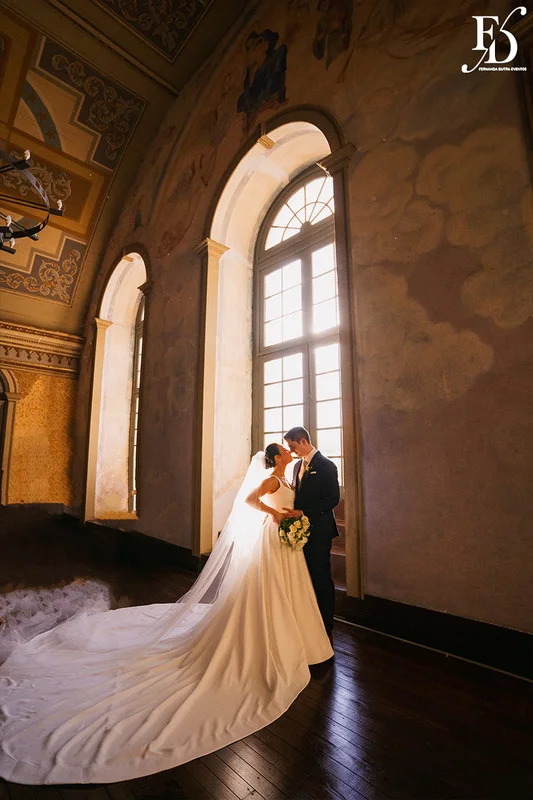 casamento com cerimônia realizada às 15h na Basílica Nossa Senhora das Dores em Porto Alegre e recepção no Alto da Capela. Coquetel na área externa embalado com jazz e por-do-sol, jantar formal, decoração exuberante e linda, em estilo botânico e muitas cores, luxuoso e lindo, por Life Eventos Especiais