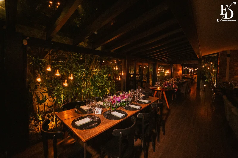 casamento realizado na igreja são pedro em porto alegre e recepção no le bistrot gourmet com decoração colorida e vibrante em rosa pink roxo e lilás