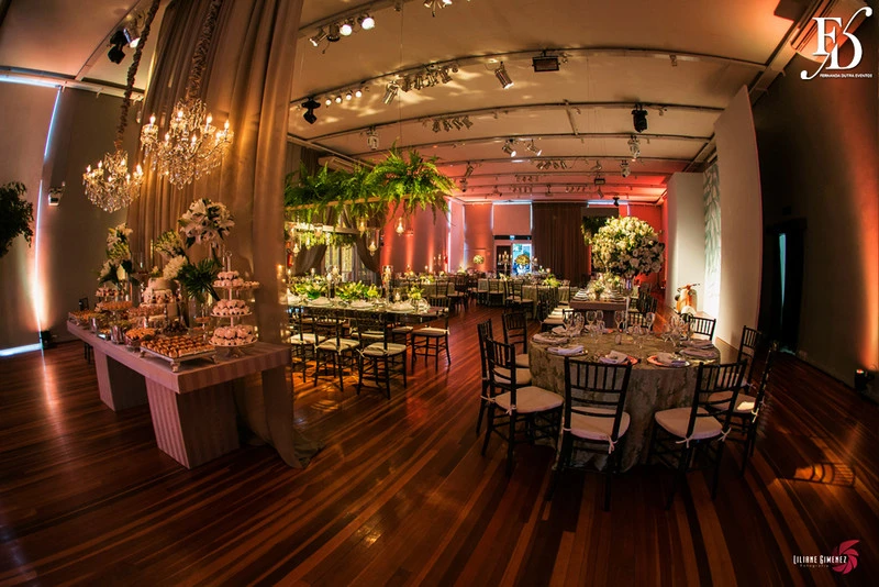 casamento com cerimônia e recepção realizados na casa vetro em porto alegre cerimônia realizada no terraço da casa e recepção com decoração clássica sofisticada elegante e contemporânea estilo botânico em nude verde branco e prata casamento greenery por life eventos especiais wedding planner em porto alegre assessoria e cerimonial