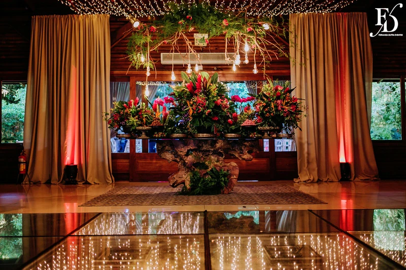 casamento judaico realizado no sítio da figueira em porto alegre com decoração exuberante botânica tropical festa linda com passarela de espelho cerimônia de casamento ao ar livre por life eventos especiais cerimonialista em porto alegre organização de casamentos mesa de doces