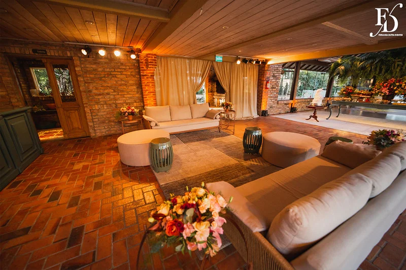 casamento com cerimônia realizada às 15h na Basílica Nossa Senhora das Dores em Porto Alegre e recepção no Alto da Capela. Coquetel na área externa embalado com jazz e por-do-sol, jantar formal, decoração exuberante e linda, em estilo botânico e muitas cores, luxuoso e lindo, por Life Eventos Especiais