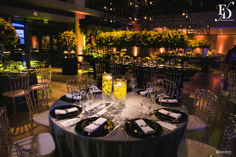 casamento com cerimônia na igreja são josé la salle em canoas rs e recepção na lalux casa de festas com decoração moderna sofisticada elegante em amarelo cinza e preto por life eventos especiais assessoria e organização de casamentos em porto alegre