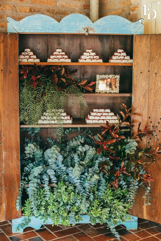 casamento realizado no alto da capela em porto alegre por life eventos especiais com cerimônia ao ar livre decoração despojada em tons terrosos e uma parede de donuts para a alegria dos convidados
