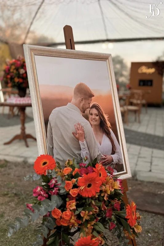 Tenda de casamento com luzes de fada e decoração noturna no Hotel Vila Verde.