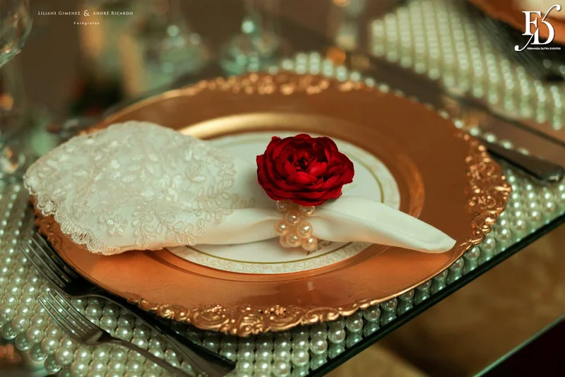 casamento com cerimônia na basílica nossa senhora das dores em porto alegre e festa e recepção no salão hannover da sogipa com decoração clássica elegante e sofisticada em dourado, branco e vermelho, com detalhe em pérolas por life eventos especiais empresa especializada na organização de casamentos em porto alegre