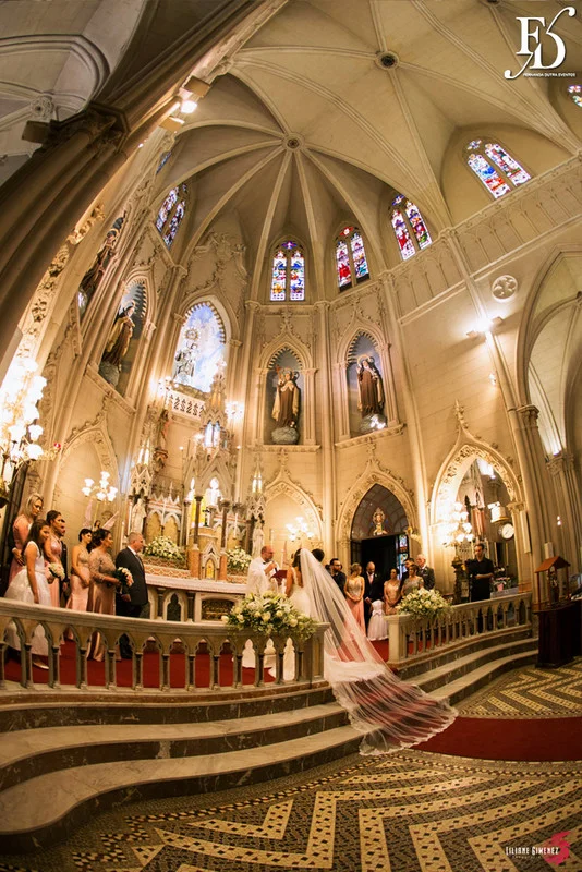 casamento com cerimônia na igreja santa teresinha da josé bonifácio em porto alegre e santissimo sacramento e recepção no salão dos espelhos do clube do comércio na andradas por life eventos especiais com decoração elegante sofisticada e luxuosa em porto alegre assessoria e cerimonial de eventos
