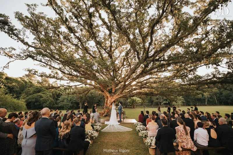 casamento elegante e sofisticado no alto da capela em porto alegre com decoração botânica greenery em verde e branco por life eventos especiais