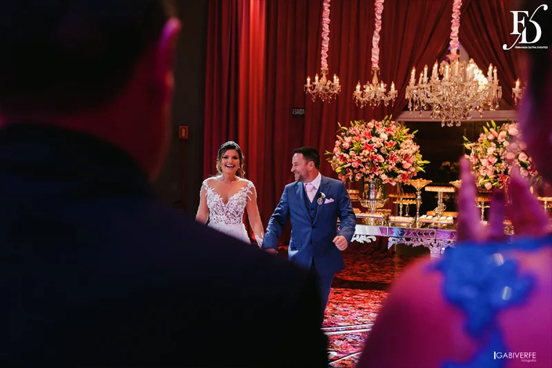 casamento com cerimônia na basílica nossa senhora das dores em porto alegre e festa na casa vetro com decoração luxuosa sofisticada exuberante em tons de rosa com parede de flores com organização projeto e cerimonial de life eventos especiais cerimonialista de casamentos em porto alegre