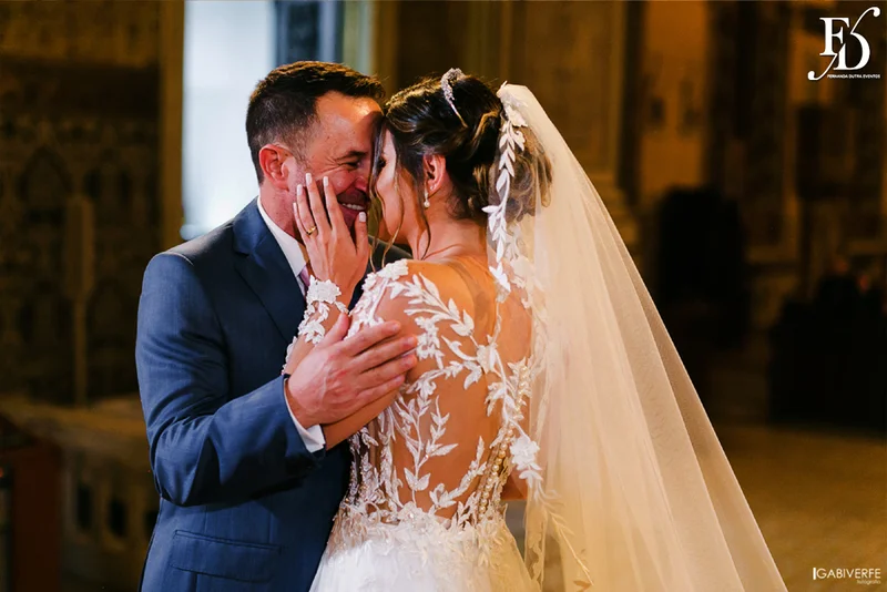 casamento com cerimônia na basílica nossa senhora das dores em porto alegre e festa na casa vetro com decoração luxuosa sofisticada exuberante em tons de rosa com parede de flores com organização projeto e cerimonial de life eventos especiais cerimonialista de casamentos em porto alegre