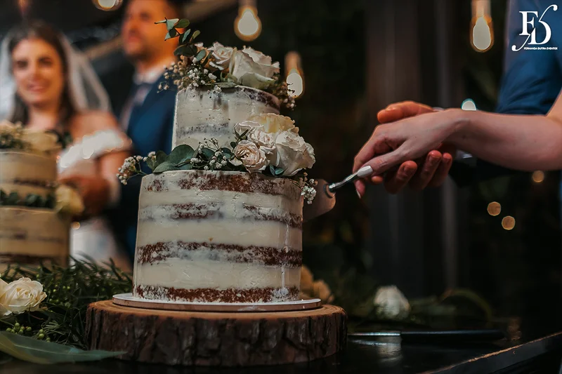 casamento mini-wedding da influencer bruna startt realizado no le bistrot gourmet em porto alegre com decoração com muitas velas flores brancas e muito verde por life eventos especiais