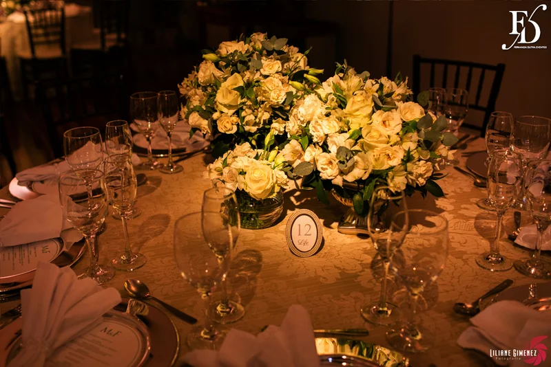 casamento com cerimônia na casa vetro em porto alegre e cerimônia na igreja cristo bom pastor com decoração clean clássica sofisticada e contemporânea em branco verde prataria e cristais por life eventos esepciais cerimonialista wedding planner em porto alegre