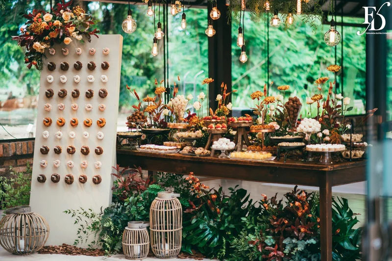 casamento realizado no alto da capela em porto alegre por life eventos especiais com cerimônia ao ar livre decoração despojada em tons terrosos e uma parede de donuts para a alegria dos convidados