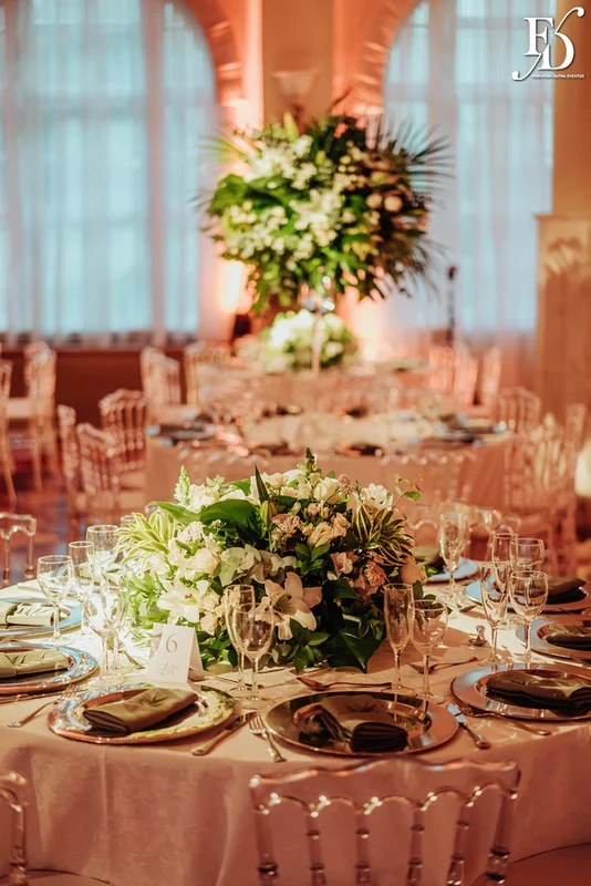 casamento com cerimônia e recepção realizados no salão imperatriz da associação leopoldina juvenil em porto alegre com decoração clássica em verde branco e prato por life eventos especiais assessoria de eventos em porto alegre