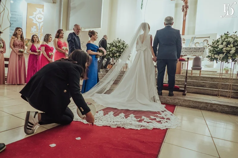 casamento na igreja são francisco de assis porto alegre life eventos especiais fernanda dutra cerimonialista arrumando o véu da noiva