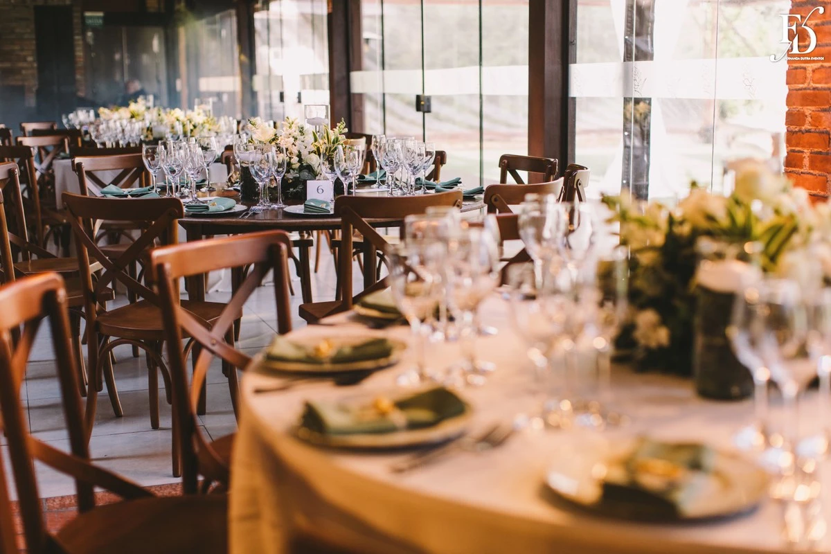 casamento com cerimônia ao ar livre em porto alegre casamento no alto da capela com decoração afetiva e delicada por life eventos especiais mesas convidados