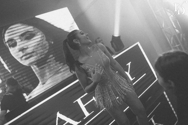 festa de 15 anos nas cores azul e branco com decoração moderna com cristais e espelhos por life eventos especiais assessoria e cerimonial de festas de 15 anos em porto alegre