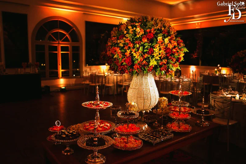 formatura tripla em direito pela fmp fundação do ministério público realizada no salão cristal do clube do comércio em porto alegre com decoração elegante clássica sofisticada em tons terrosos por life eventos especiais cerimonialista em porto alegre mesa de doces