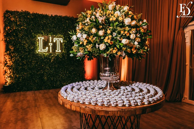 casamento na igreja nossa senhora do mont'serrat em porto alegre e festa de casamento na casa vetro em porto alegre com decoração sofisticada e luxuosa estilo clássico em dourado branco e amarelo por life eventos especiais cerimonialista de casamento em porto alegre