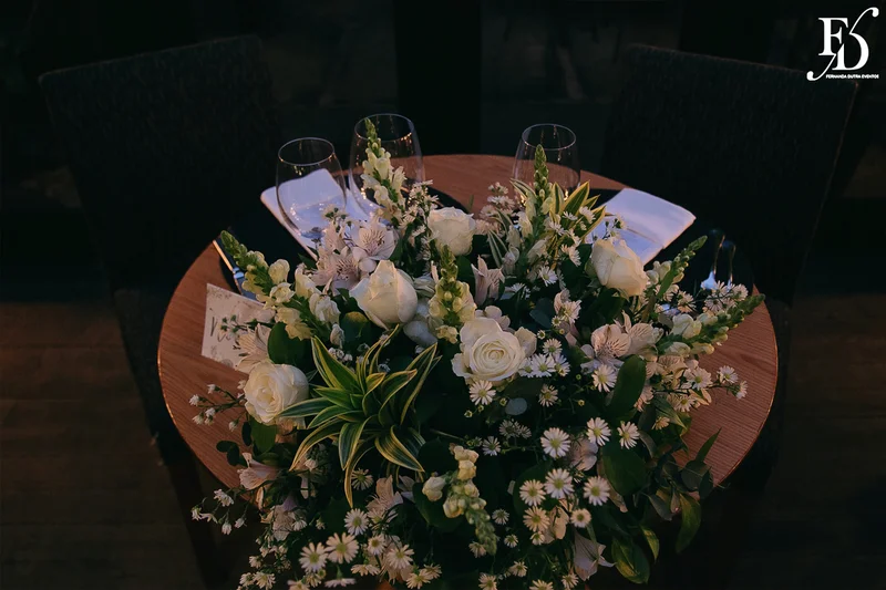 casamento no le bistrot em porto alegre organizado por life eventos especiais organizado por life eventos especiais com cerimônia no local e decoração clássica elegante e sofisticada em branco verde e prata com planejamento organização e execução de life eventos especias em porto alegre