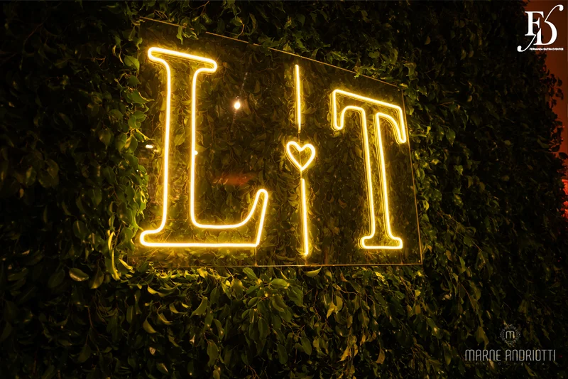 casamento na igreja nossa senhora do mont'serrat em porto alegre e festa de casamento na casa vetro em porto alegre com decoração sofisticada e luxuosa estilo clássico em dourado branco e amarelo por life eventos especiais cerimonialista de casamento em porto alegre