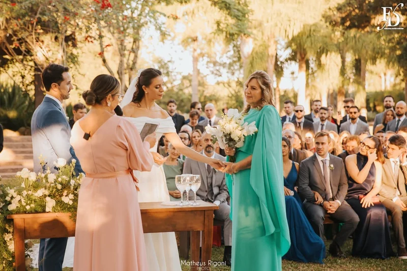 casamento elegante e sofisticado no alto da capela em porto alegre com decoração botânica greenery em verde e branco por life eventos especiais