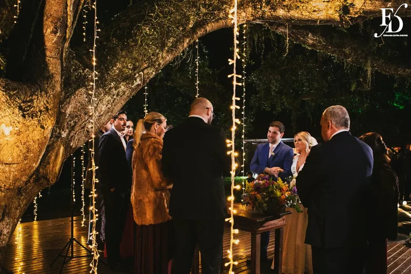 casamento realizado no sítio da figueira em porto alegre numa noite fria de inverno com decoração rústico delicada botânica organização e cerimonial de life eventos especiais cerimonialista para casamentos em porto alegre