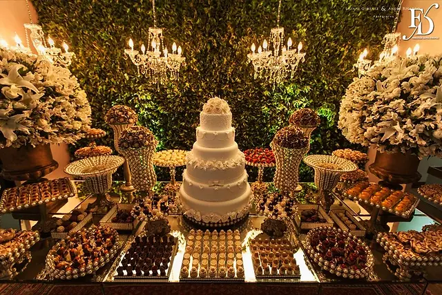 casamento com cerimônia na basílica nossa senhora das dores em porto alegre e festa e recepção no salão hannover da sogipa com decoração clássica elegante e sofisticada em dourado, branco e vermelho, com detalhe em pérolas por life eventos especiais empresa especializada na organização de casamentos em porto alegre