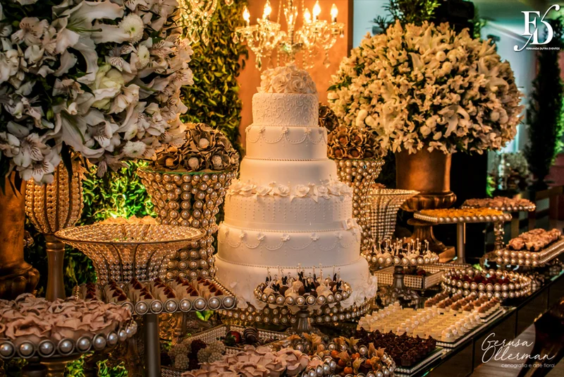 casamento com cerimônia na basílica nossa senhora das dores em porto alegre e festa e recepção no salão hannover da sogipa com decoração clássica elegante e sofisticada em dourado, branco e vermelho, com detalhe em pérolas por life eventos especiais empresa especializada na organização de casamentos em porto alegre