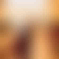 Casamento com cerimônia na Igreja Santa Teresinha do Menino Jesus, em Porto Alegre, e recepção na Merci Casa de Eventos, com projeto de decoração delicado, romântico, em estilo rústica, com a paleta do marrom, nude e amarelo.