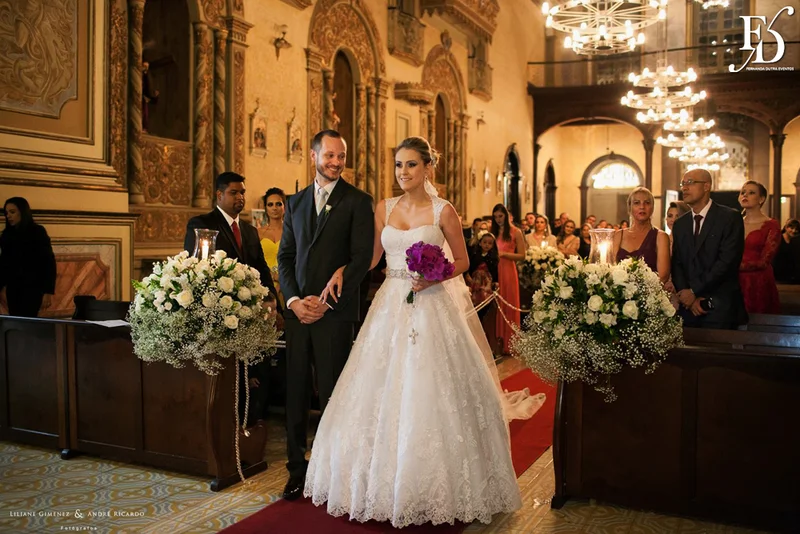casamento com cerimônia na basílica nossa senhora das dores em porto alegre e festa e recepção no salão hannover da sogipa com decoração clássica elegante e sofisticada em dourado, branco e vermelho, com detalhe em pérolas por life eventos especiais empresa especializada na organização de casamentos em porto alegre