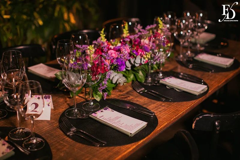 casamento realizado na igreja são pedro em porto alegre e recepção no le bistrot gourmet com decoração colorida e vibrante em rosa pink roxo e lilás