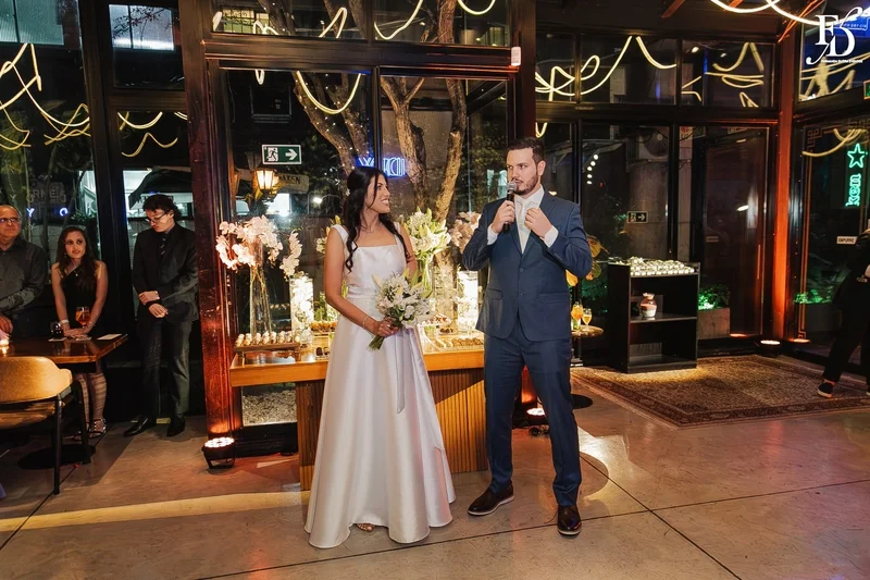 Noivos brindando com Aperol Spritz no casamento no Dry Moments & Drinks em Porto Alegre