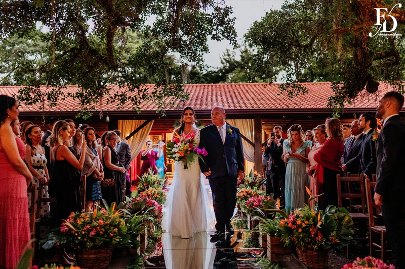 casamento judaico realizado no sítio da figueira em porto alegre com decoração exuberante botânica tropical festa linda com passarela de espelho cerimônia de casamento ao ar livre por life eventos especiais cerimonialista em porto alegre organização de casamentos cerimonia ao ar livre