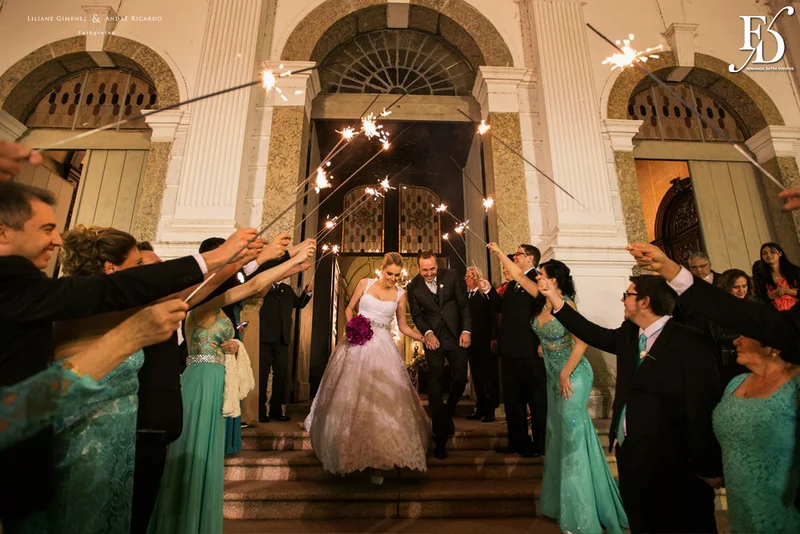casamento com cerimônia na basílica nossa senhora das dores em porto alegre e festa e recepção no salão hannover da sogipa com decoração clássica elegante e sofisticada em dourado, branco e vermelho, com detalhe em pérolas por life eventos especiais empresa especializada na organização de casamentos em porto alegre